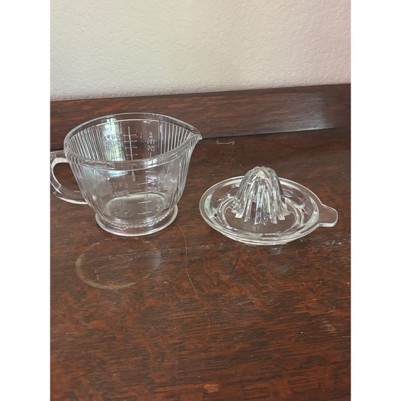 Vintage Clear Glass Citrus Juicer 2 Cup Measuring Pitcher Reamer 2 Piece Set - Picture 3 of 10